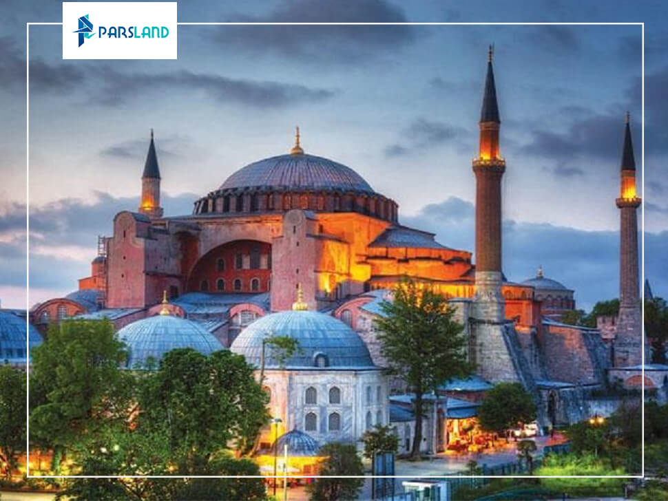 تصوریر از مسجد ایاصوفیه واقع در ترکیه که نمادی از معماری سبک رومانسک محسوب می‌شود